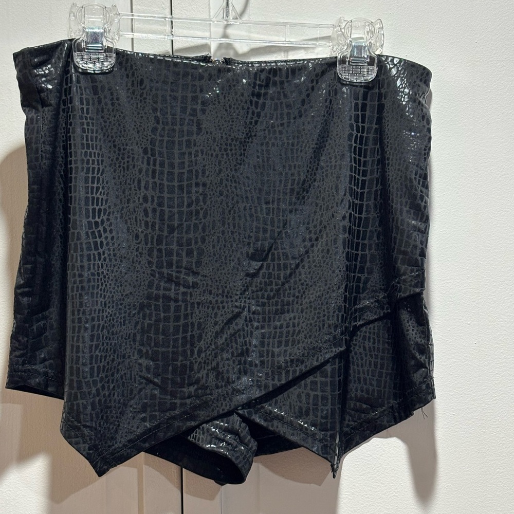 SHEIN Black Textured Skort Size‎ Small